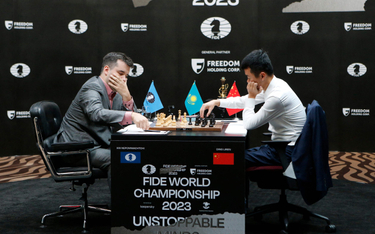 Rosjanin Jan Niepomniaszczyj (z lewej) i Chińczyk Ding Liren mają do rozegrania 14 partii w 17 szach