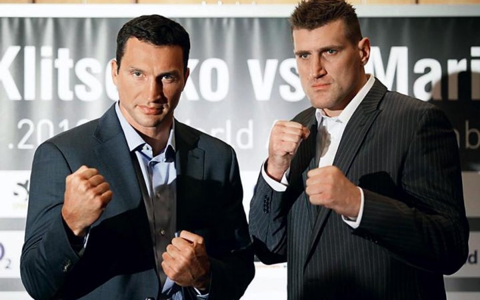Władymir Kliczko (z lewej) i Mariusz Wach. Polak (wzrost – 202 cm) to jeden z niewielu bokserów, któ