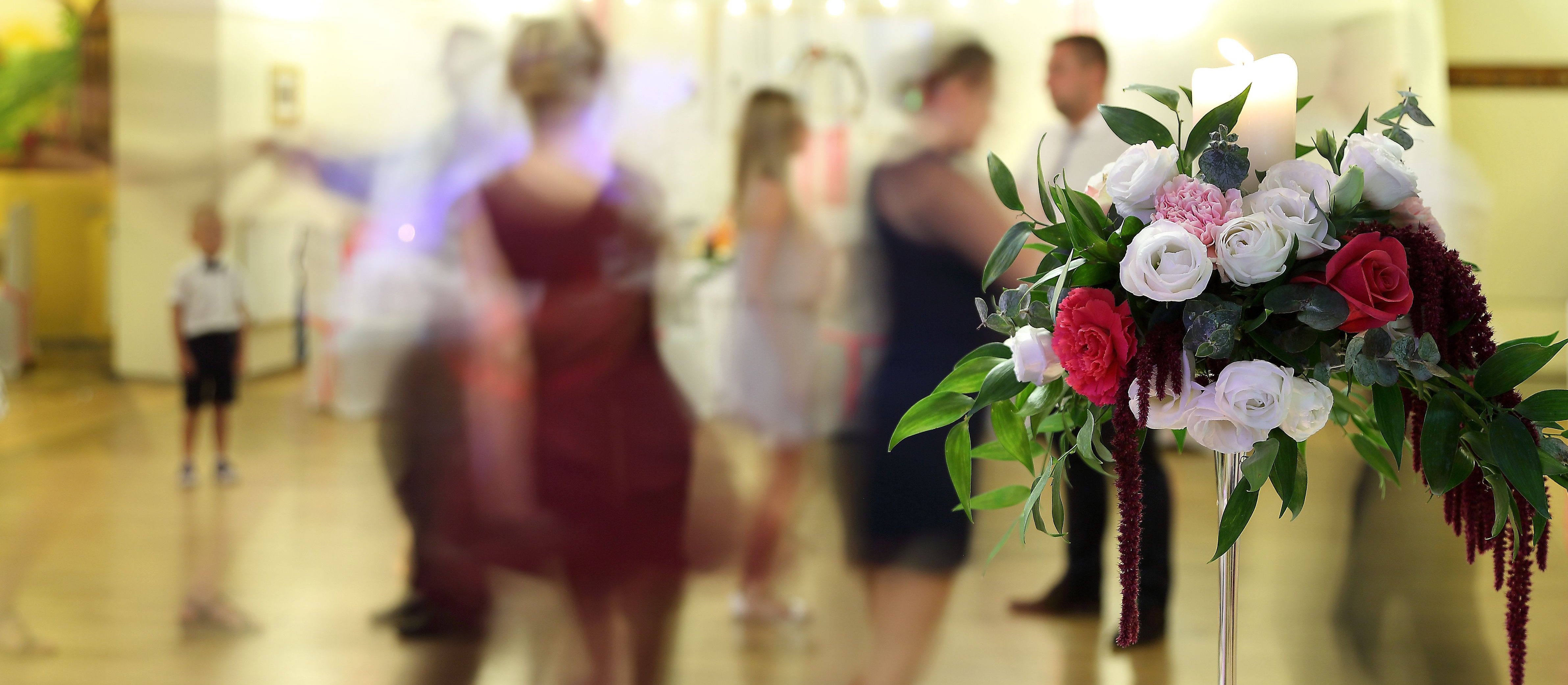 Ekspert o sprawie „chorej” pracownicy drukarni na weselu: „Pracodawca najwyraźniej nie zastanowił się”