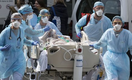 Prof. Miłosz Parczewski: Epidemia rozwija się w sposób albo niemiecki, albo włoski