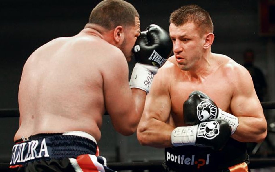 Tomasz Adamek (z prawej) wygrał w Nowym Jorku jednogłośnie na punkty