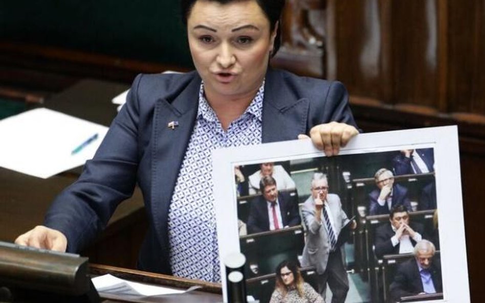 To ten gest (widoczny na zdjęciu, które prezentuje posłanka PO Monika Wielichowska) zaprowadzi Piotr