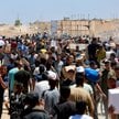 Palestyńczycy niosą pomoc humanitarną, którą otrzymali od wspieranej przez Stany Zjednoczone organiz