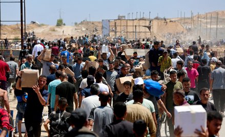 Palestyńczycy niosą pomoc humanitarną, którą otrzymali od wspieranej przez Stany Zjednoczone organiz