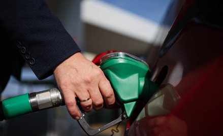 Rynek nadal ma nadzieje na szybki koniec wojny z Iranem. Rząd czeka, Orlen działa