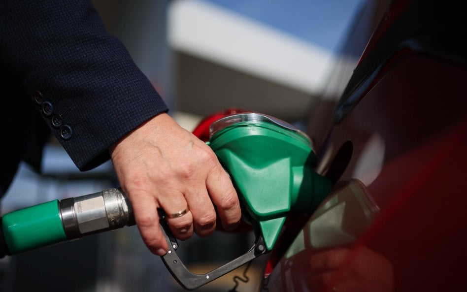 Rynek nadal ma nadzieje na szybki koniec wojny z Iranem. Rząd czeka, Orlen działa