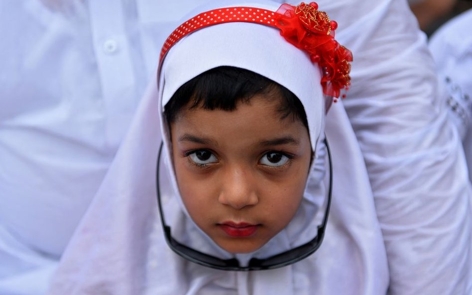 Muzułmańska dziewczynka podczas modlitwy kończącej post Ramadan w New Delhi.