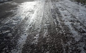 Utrudnienia w komunikacji w Warszawie i na Mazowszu z powodu gołoledzi