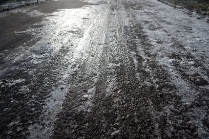 Utrudnienia w komunikacji w Warszawie i na Mazowszu z powodu gołoledzi