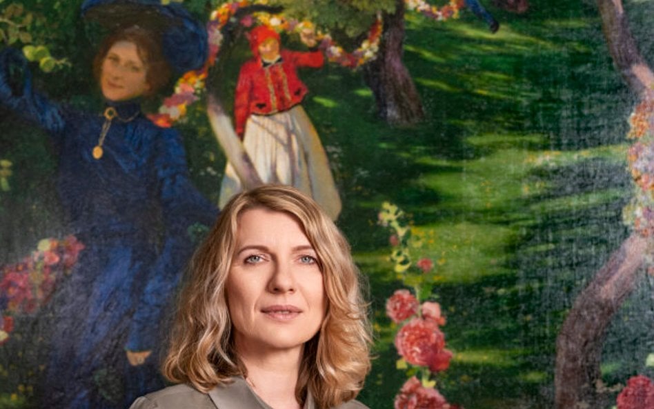 Dr hab. Agnieszka Lajus, dyrektorka Muzeum Narodowego w Warszawie na tle obrazu Józefa Mehoffera