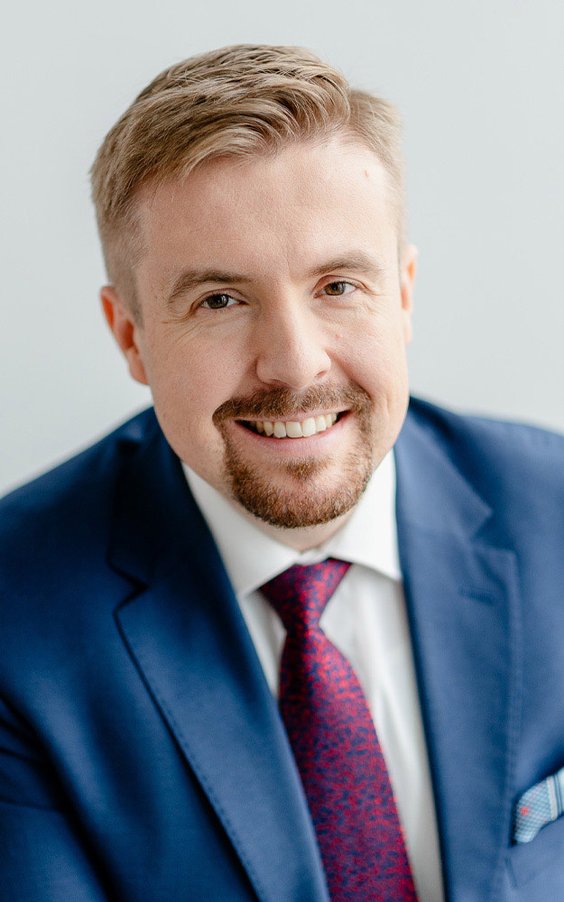 dr hab. Tomasz Gackowski, prof. UW jest medioznawcą, historykiem i ekonomistą. Profesor Uniwersytetu