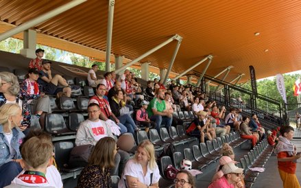 Trybuny Ośrodka Hutnik wypełnione kibicami, którzy z entuzjazmem śledzą zmagania ampfutbolistów