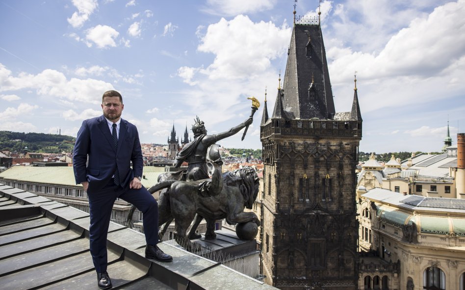 Ales Michl, prezes czeskiego banku centralnego, na dachu banku w Pradze