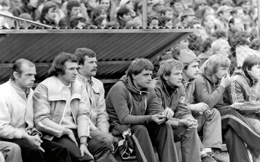 Tak w maju 1979 roku wyglądała ławka Odry Opole. Antoni Piechniczek drugi od lewej.