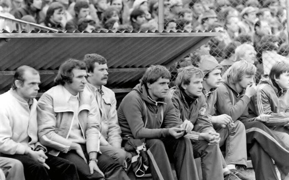 Tak w maju 1979 roku wyglądała ławka Odry Opole. Antoni Piechniczek drugi od lewej.