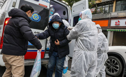 Asysta dla pacjenta w Wuhan. Chińskie władze przyznają, że początkowo lekceważyły doniesienia o koro