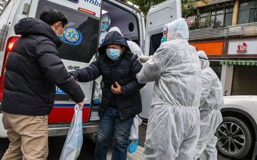 Asysta dla pacjenta w Wuhan. Chińskie władze przyznają, że początkowo lekceważyły doniesienia o koro