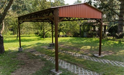 Budowa wiaty samochodowej na własnej posesji często nie wymaga zgłoszenia