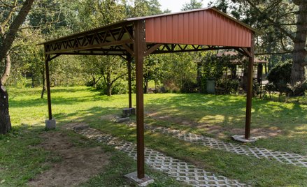 Budowa wiaty samochodowej na własnej posesji często nie wymaga zgłoszenia