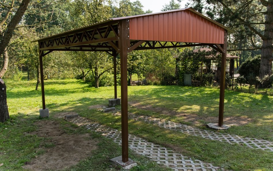 Budowa wiaty samochodowej na własnej posesji często nie wymaga zgłoszenia