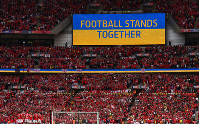 Ekran z wyrazami wsparcia dla Ukrainy na meczu Huddersfield Town - Nottingham Forest na Wembley