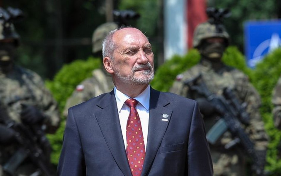 Macierewicz dyscyplinuje armię