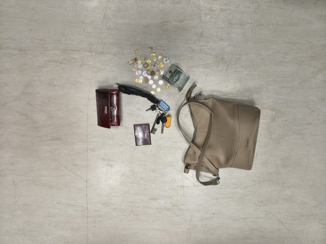 Sprawca wyjawił, że z torebki zabrał gotówkę, a samą torbę wraz z zawartością wyrzucił do kontenera 