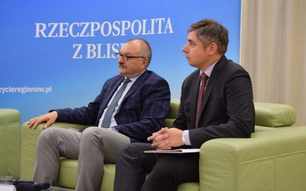 Od lewej: Cezary Przybylski, marszałek województwa dolnośląskiego, Marcin Szmyt, dyrektor wydziału z