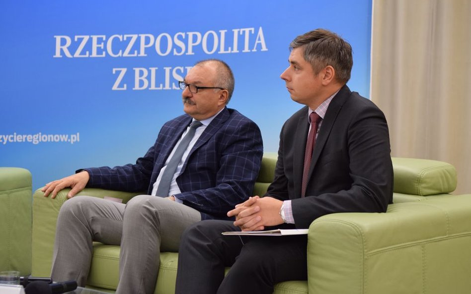 Od lewej: Cezary Przybylski, marszałek województwa dolnośląskiego, Marcin Szmyt, dyrektor wydziału z