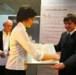 Nagrodę wręcza syn Andrzeja Bączkowskiego - Mateusz Bączkowski. Z tyłu sekretarz stanu w Kancelarii 