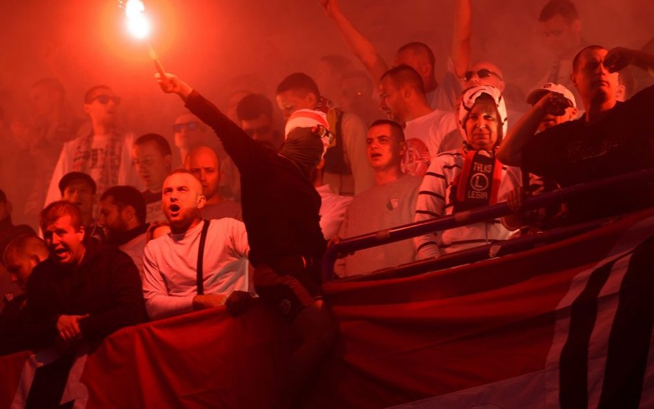 Kibice Legii Warszawa na trybunie stadionu podczas meczu z Lechem Poznań