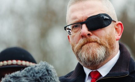 Europoseł Grzegorz Braun na konferencji prasowej na żwirowisku przy byłym obozie KL Auschwitz w Oświ