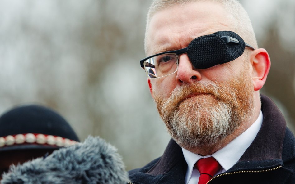 Europoseł Grzegorz Braun na konferencji prasowej na żwirowisku przy byłym obozie KL Auschwitz w Oświ