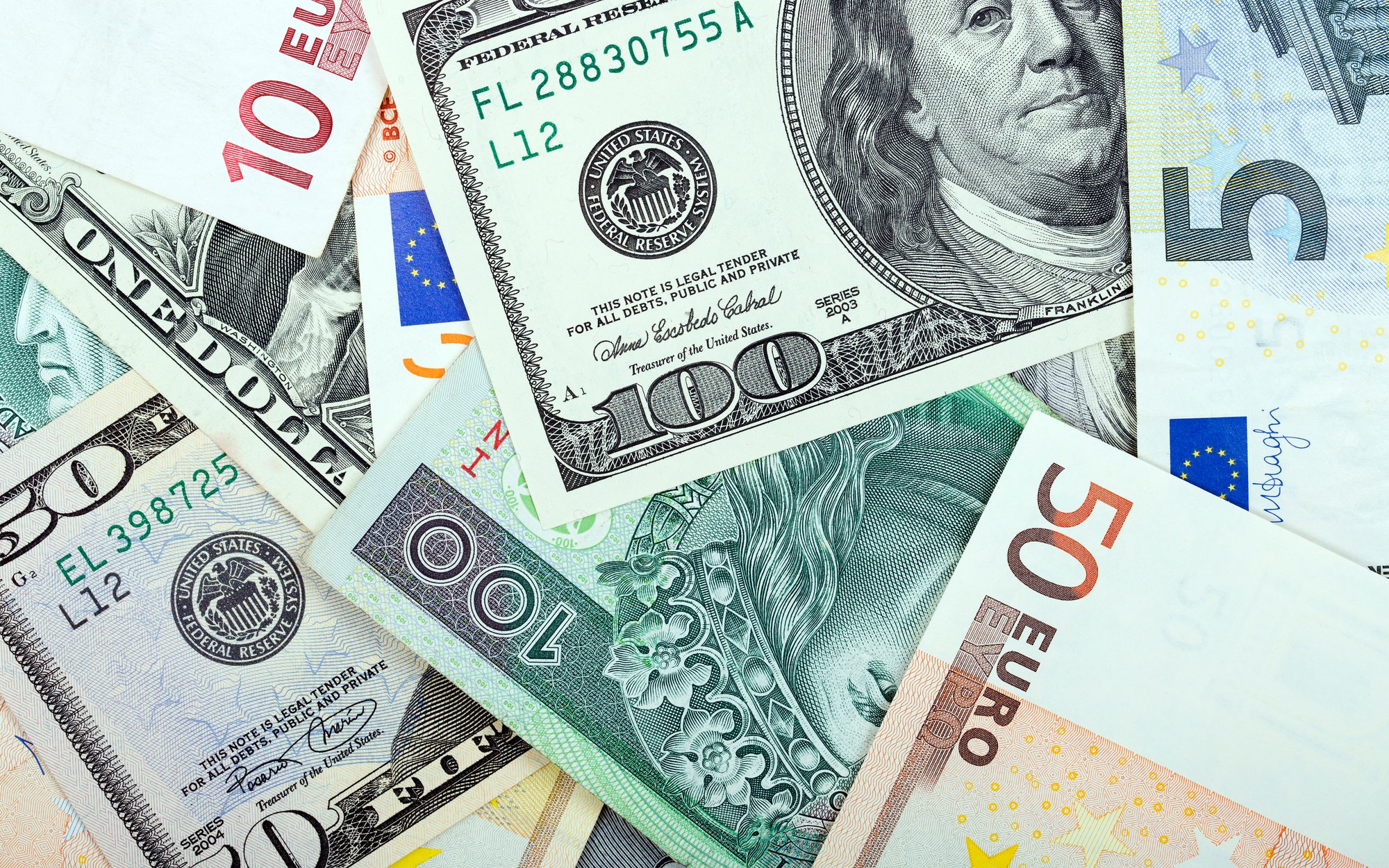 Złoty traci do dolara i euro. Rynek reaguje na wojnę