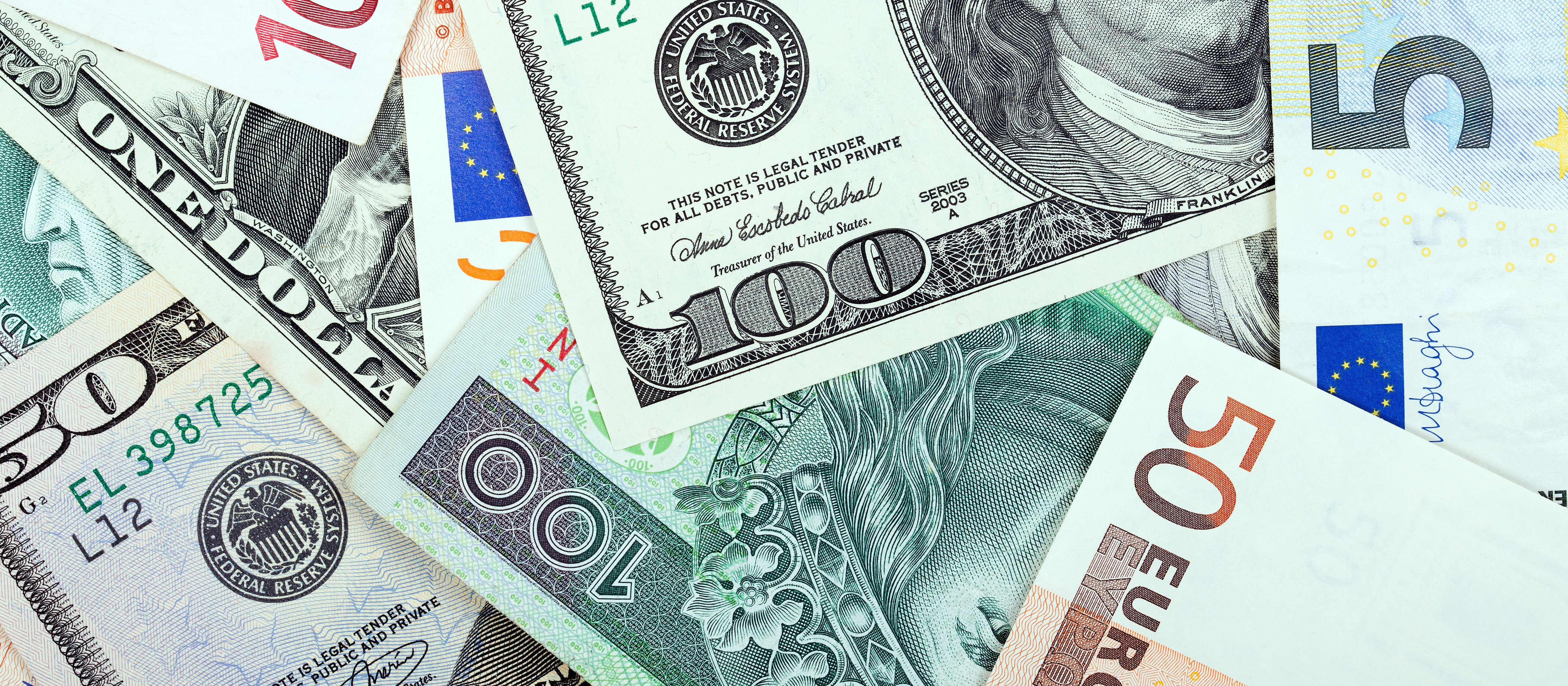 Dolar w natarciu, złoty w odwrocie. Euro najdroższe od miesięcy