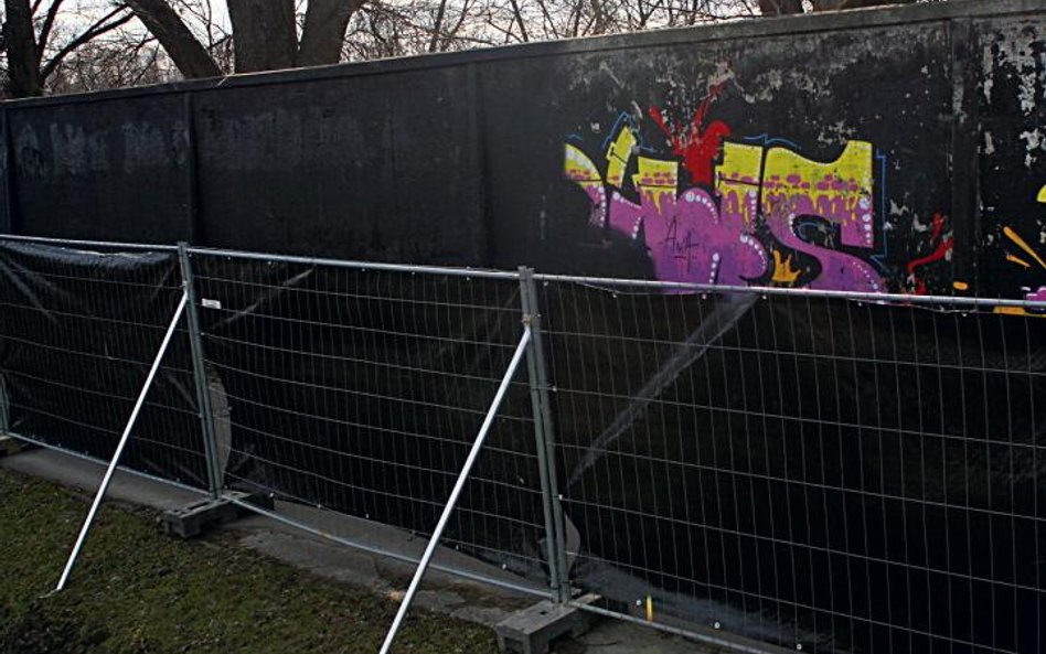 Część graffiti została już zamalowana. Co będzie z resztą, nie wiadomo