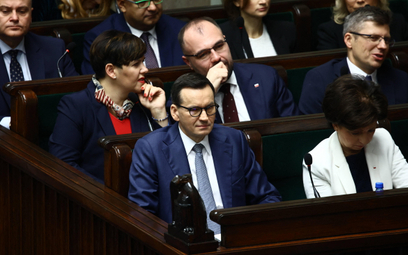 Odchodzący rząd na finiszu zasypał Sejm projektami ustaw