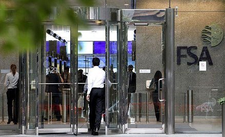 Wraz z po­pra­wą sy­tu­acji na gieł­dach re­gu­la­to­rzy wy­co­fu­ją się z re­stryk­cyj­ne­go po­dej