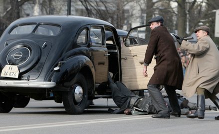 Bronisław Pietraszewicz ps. Lot przez uchylone okno oddał do Kutschery serię strzałów ze stena, a po