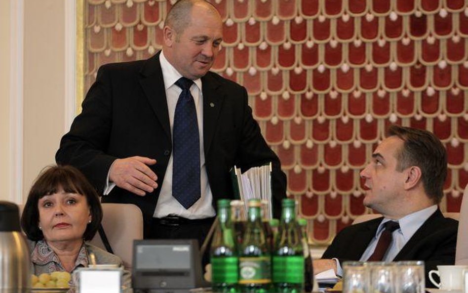 P[osiedzenie rządu - minister Jolanta Fedak (po lewej), minister Marek Sawicki (po środku) i wicepre