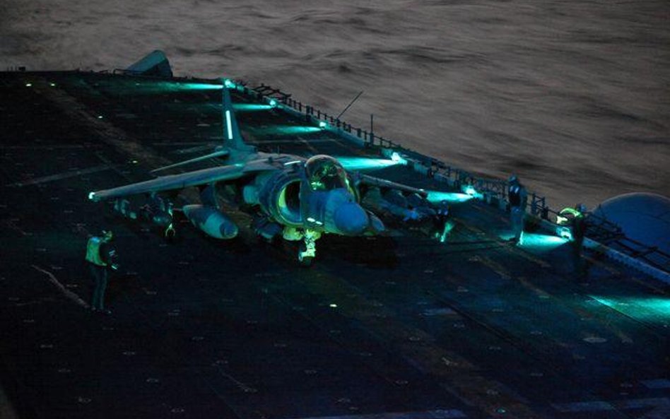 Samolot Harrier na lotniskowcu USS Kearsarge (LHD 3) na Morzu Śródziemnym