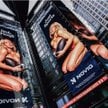 Sydney Sweeney narusza w reklamie konserwatywne tabu, jakim jest epatowanie nagością w przestrzeni p