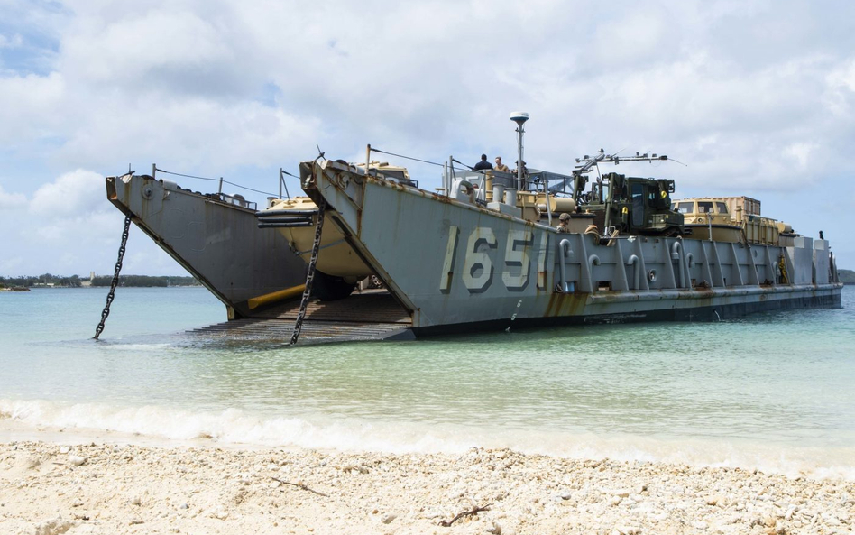 Wysłużone barki desantowe typu LCU 1610 US Navy wkrótce doczekają się następców. Fot./US Navy.