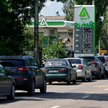 Kolejka samochodów przed stacją benzynową w okupowanym obwodzie donieckim