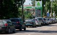 Kolejka samochodów przed stacją benzynową w okupowanym obwodzie donieckim
