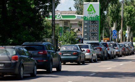 Kolejka samochodów przed stacją benzynową w okupowanym obwodzie donieckim