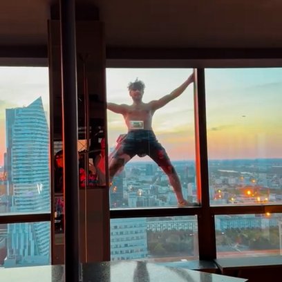 24-letni Francuz został zatrzymany na szczycie Varso Tower po niebezpiecznej wspinaczce bez zabezpie