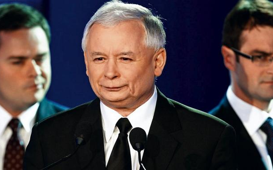 Władze PiS mają przekonywać posłów do zmiany retoryki. Na zdjęciu Jarosław Kaczyński, Adam Hofman (z