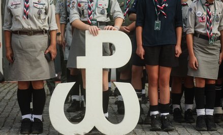Obchody 82. rocznicy Powstania Warszawskiego. Uroczysty apel otwierający zlot harcerski ph. „Pamięć 