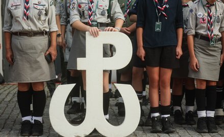 Obchody 82. rocznicy Powstania Warszawskiego. Uroczysty apel otwierający zlot harcerski ph. „Pamięć 